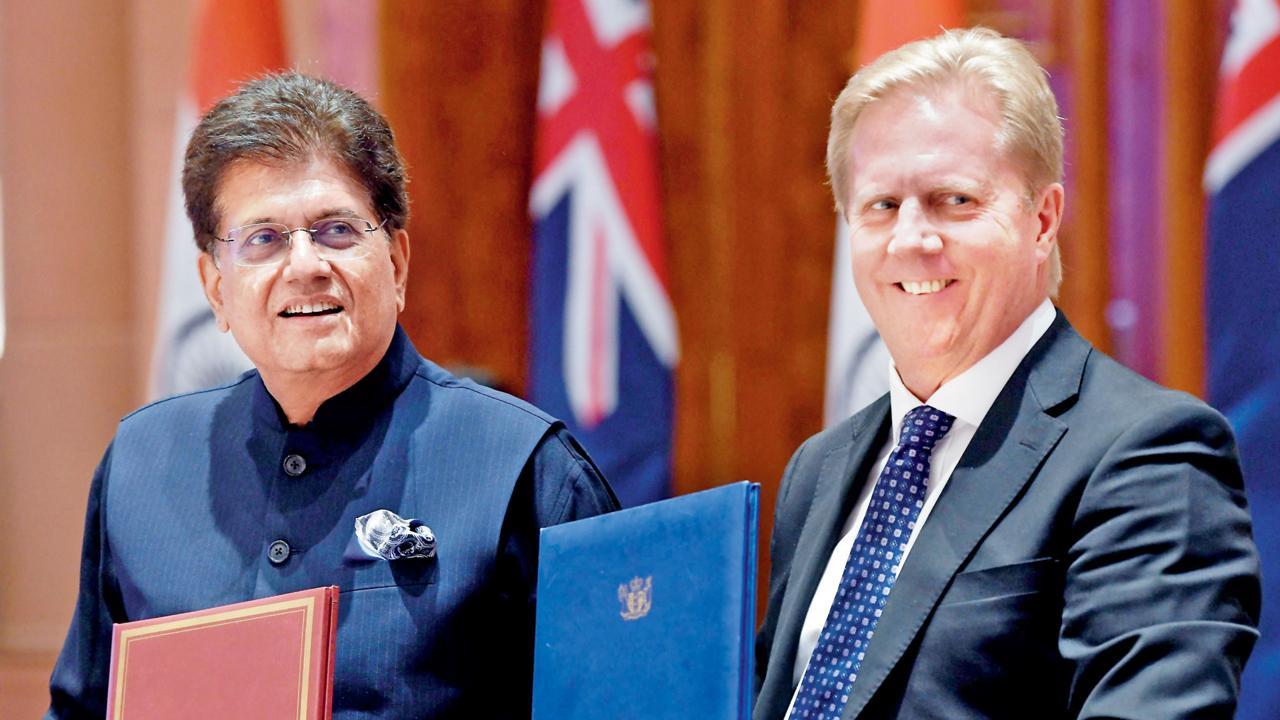 ભારતના કૉમર્સ ઍન્ડ ઇન્ડસ્ટ્રી મિનિસ્ટર પીયૂષ ગોયલ અને ન્યુ ઝીલૅન્ડના ટ્રેડ ઍન્ડ ઇન્વેેસ્ટમેન્ટ મિનિસ્ટર ટૉડ મૅકલેએ ગઈ કાલે દિલ્હીમાં ફ્રી ટ્રેડ ઍગ્રીમેન્ટ પર હસ્તાક્ષર કર્યા હતા.