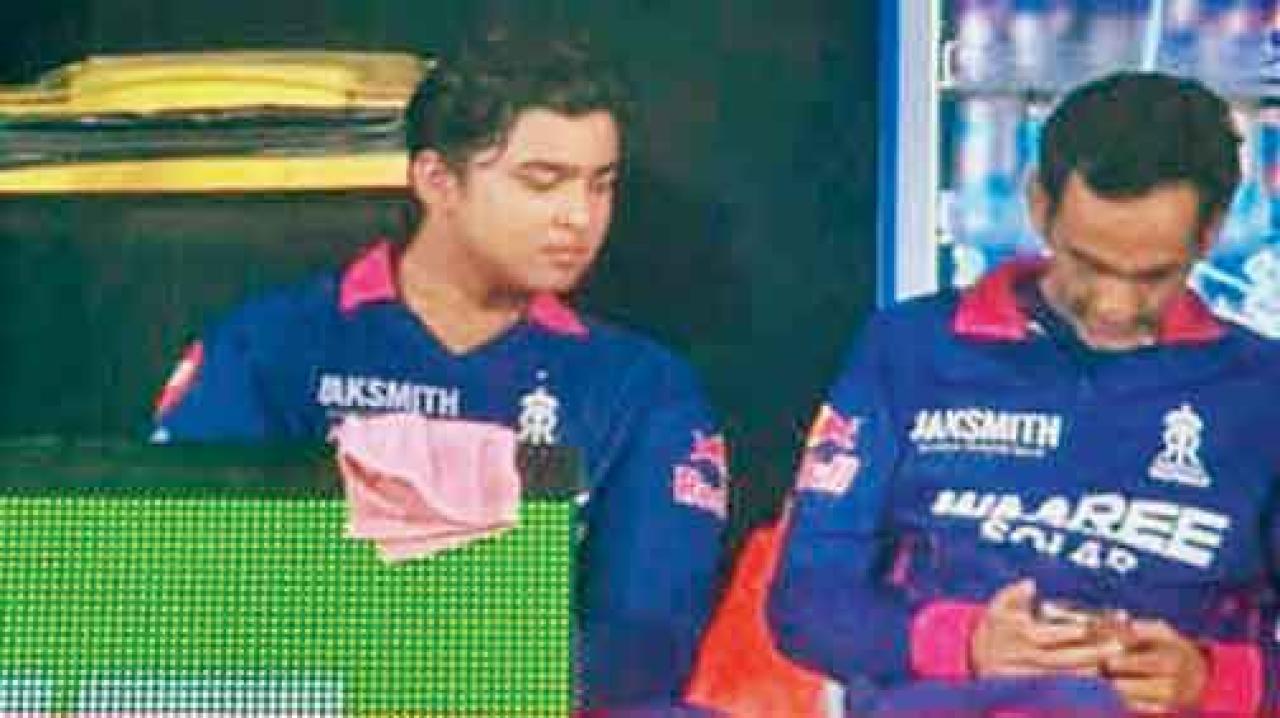 રાજસ્થાનના મૅનેજરે ડગઆઉટમાં ફોનનો ઉપયોગ કર્યો, ઍ​ન્ટિ-કરપ્શન પ્રોટોકૉલના ભંગથી ઊભો થયો વિવાદ