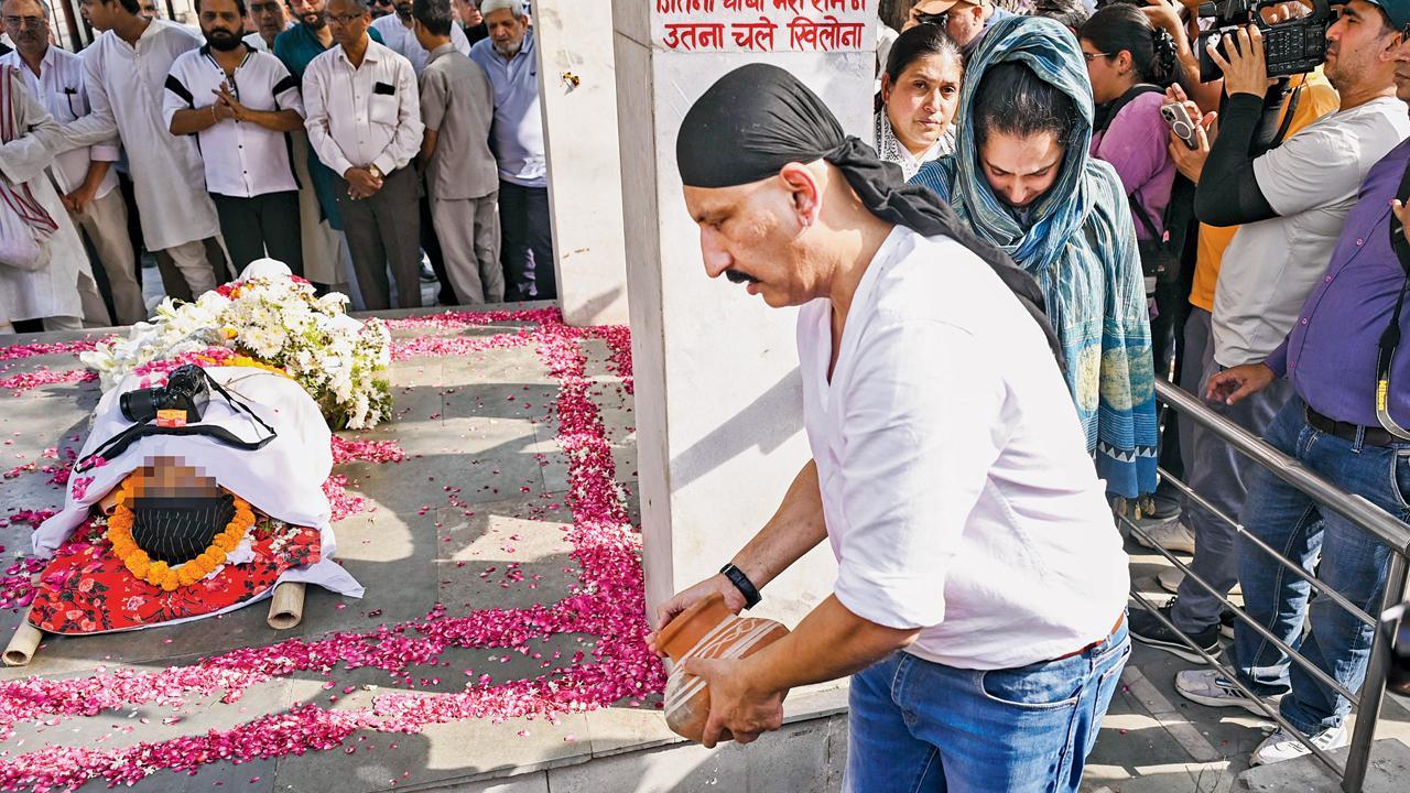 દિગ્ગજ ફોટો-જર્નલિસ્ટ રઘુ રાયને અંતિમ વિદાય આપતી વખતે તેમના પાર્થિવ દેહ પર એક કૅમેરા અને રોલ મૂકવામાં આવ્યા હતા