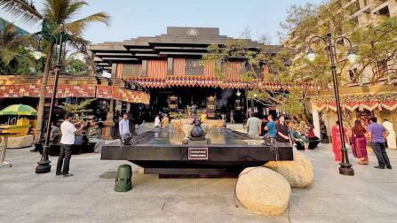 બહારથી મંદિર જેવી ફીલ આપતું કૅફેનું એન્ટ્રન્સ. 