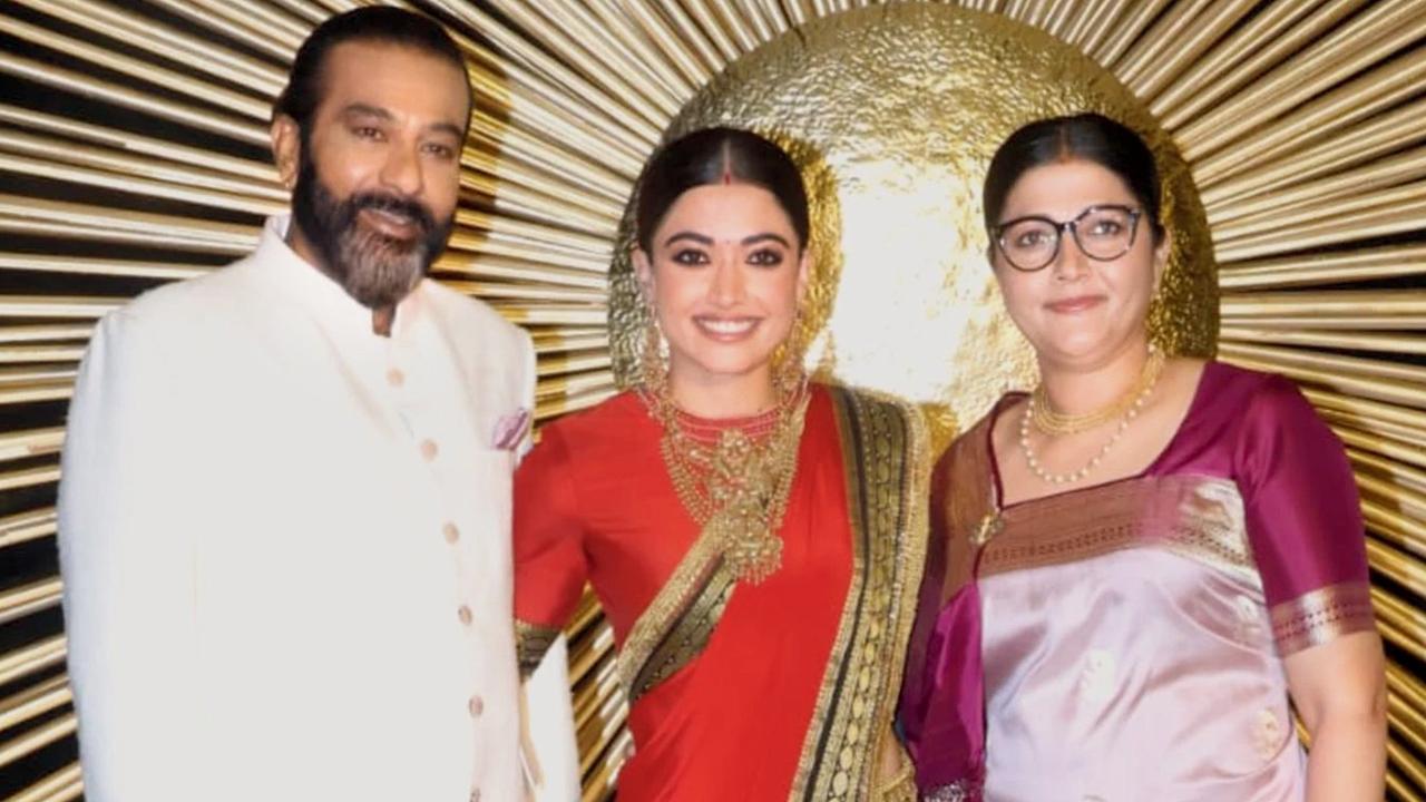 રશ્મિકા મંદાનાની માતા-પિતા સાથેની ફાઇલ તસવીર