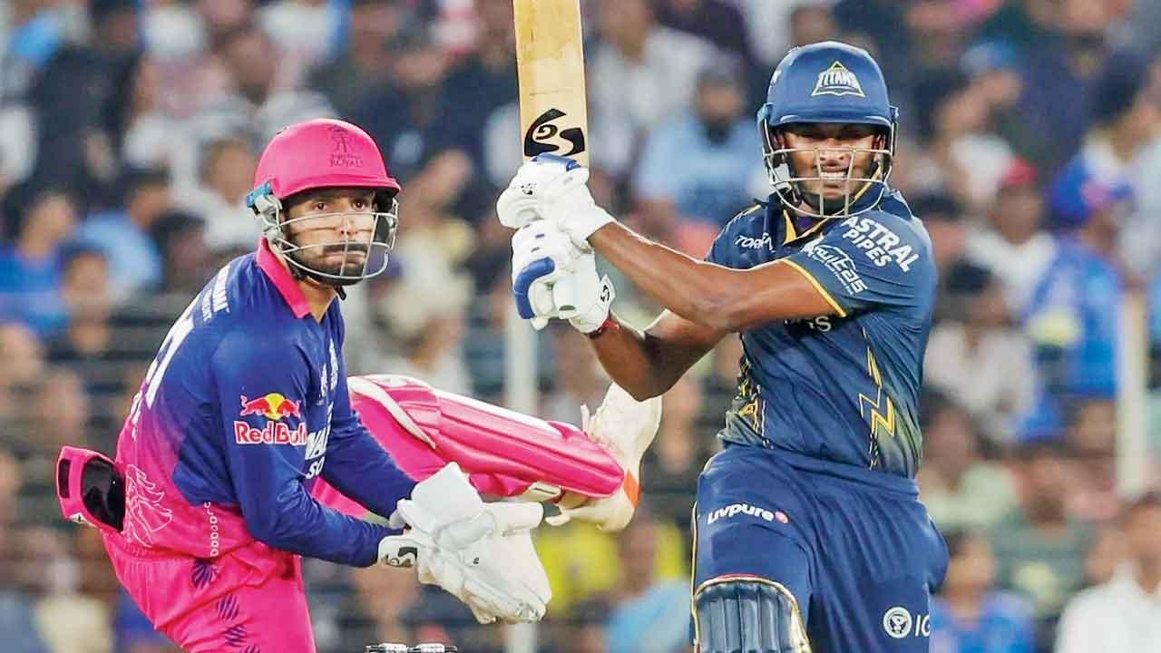 બાઉન્ડરી તરફ જતા બૉલને નિહાળતા વિકેટકીપર ધ્રુવ જુરેલ અને બૅટર સાઈ સુદર્શન.