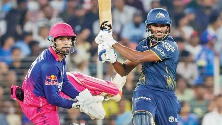 બાઉન્ડરી તરફ જતા બૉલને નિહાળતા વિકેટકીપર ધ્રુવ જુરેલ અને બૅટર સાઈ સુદર્શન.