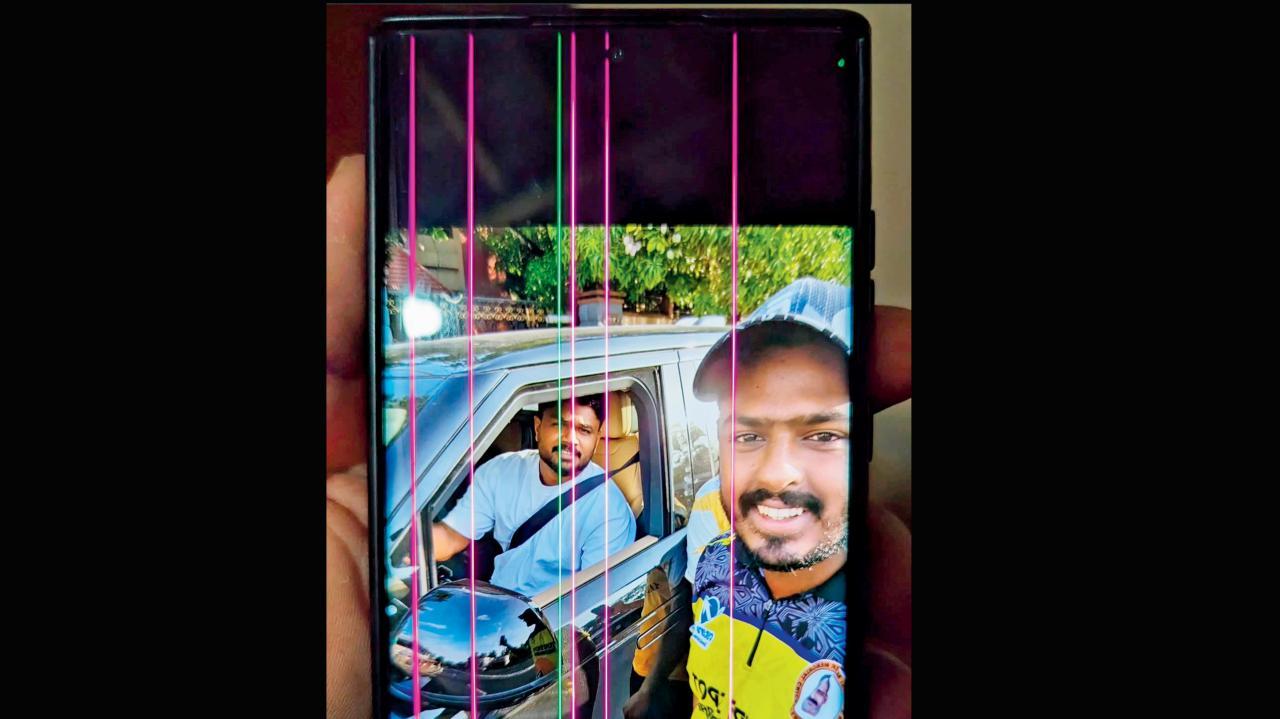 તૂટેલા ફોનથી સેલ્ફી લેનાર ક્રિકેટ-ફૅનને નવો સ્માર્ટફોન ગિફ્ટ કર્યો સંજુ સૅમસને