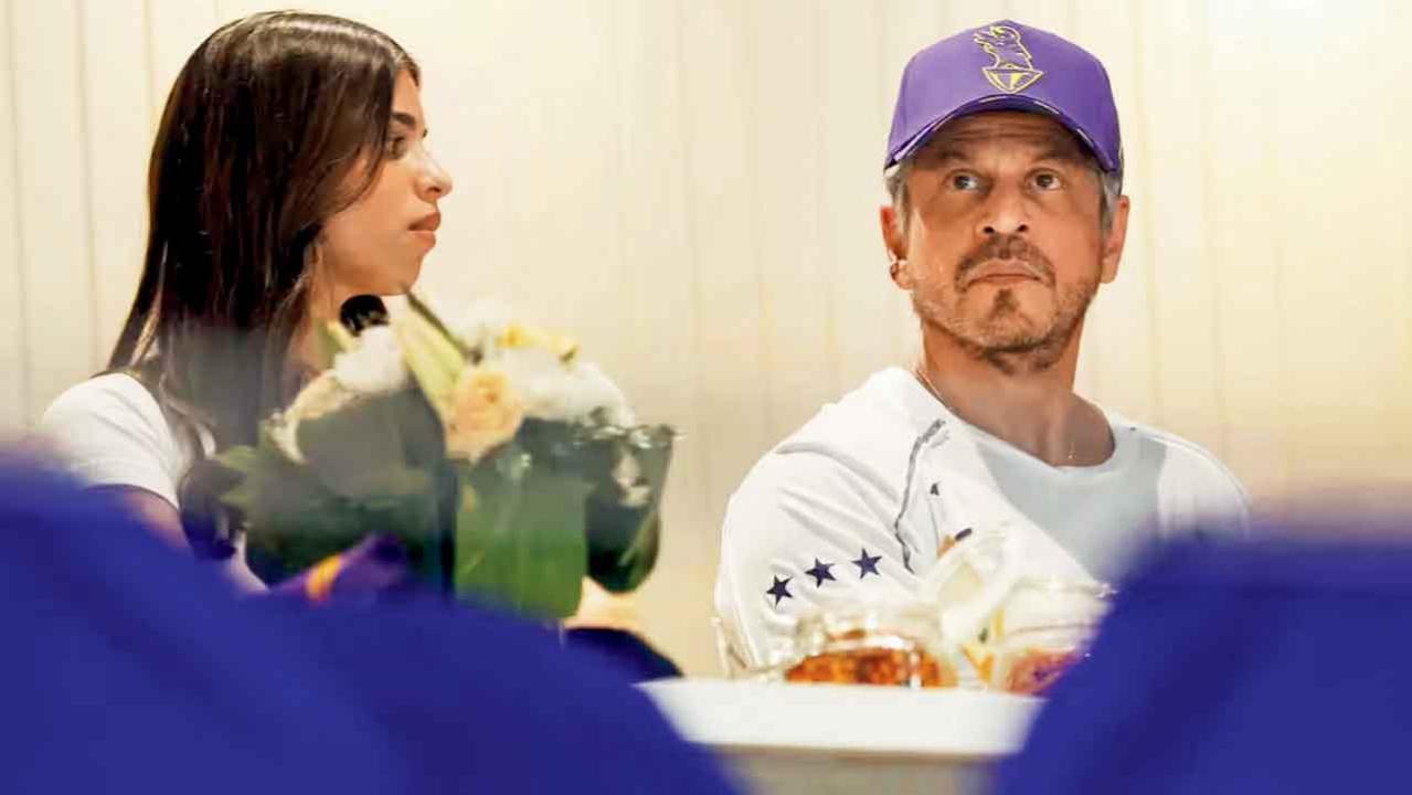 દીકરી સુહાના સાથે શાહરુખ ખાન સંઘર્ષ કરી રહેલી પોતાની ટીમનો ઉત્સાહ વધારવા ઈડન ગાર્ડન્સ પહોંચ્યો હતો.