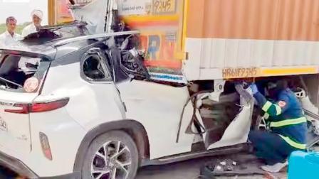 જિતેન્દ્ર શેળકેની કાર કન્ટેનરની પાછળ અથડાઈને એની નીચે ઘૂસી જવાથી કારનો કચ્ચરઘાણ નીકળી ગયો હતો