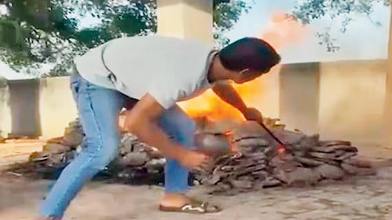 સ્મશાનમાં સળગતી ચિતાની આગ લઈને હુક્કો સળગાવ્યો