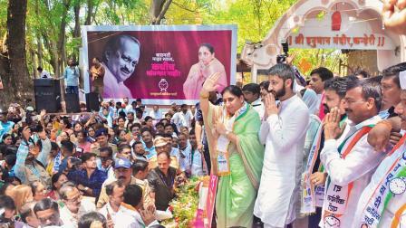 બારામતીમાં પ્રચાર કરતાં સુનેત્રા પવાર.