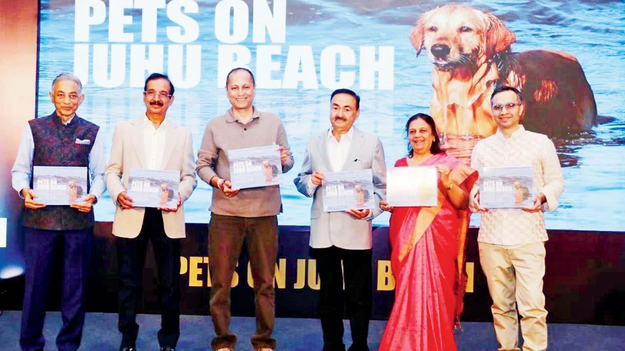 રવિવારે ૧૨ એપ્રિલે મુંબઈમાં સાપ્તાહિક ‘ચિત્રલેખા’ના ચૅરમૅન મૌલિક કોટકે મુંબઈના જુહુ બીચ પર ઝડપેલી ડૉગ્ઝની તસવીરોના કૉફીટેબલ બુક ‘પેટ્સ ઑન જુહુ બીચ’ના વિમોચન-પ્રસંગની તસવીરમાં (ડાબેથી) ઇન્વેસ્ટમેન્ટ બૅન્કર-વેન્ચર કૅપિટલિસ્ટ વલ્લભ ભણસાલી, જાણીતા કાર્ડિઍક સર્જ્યન ડૉ. રમાકાન્ત પાંડા, પ્રખ્યાત લેખક-નિર્માતા-દિગ્દર્શક વિપુલ અમૃતલાલ શાહ, મૌલિક કોટક, રાજુલ કોટક અને મનન કોટક.