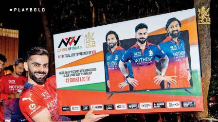 બૅન્ગલોરના ડ્રેસિંગ રૂમમાં બેસ્ટ પર્ફોર્મર ઑફ ધ મૅચ તરીકે ૪૩ ઇંચનું ટીવી જીત્યો હતો વિરાટ કોહલી.