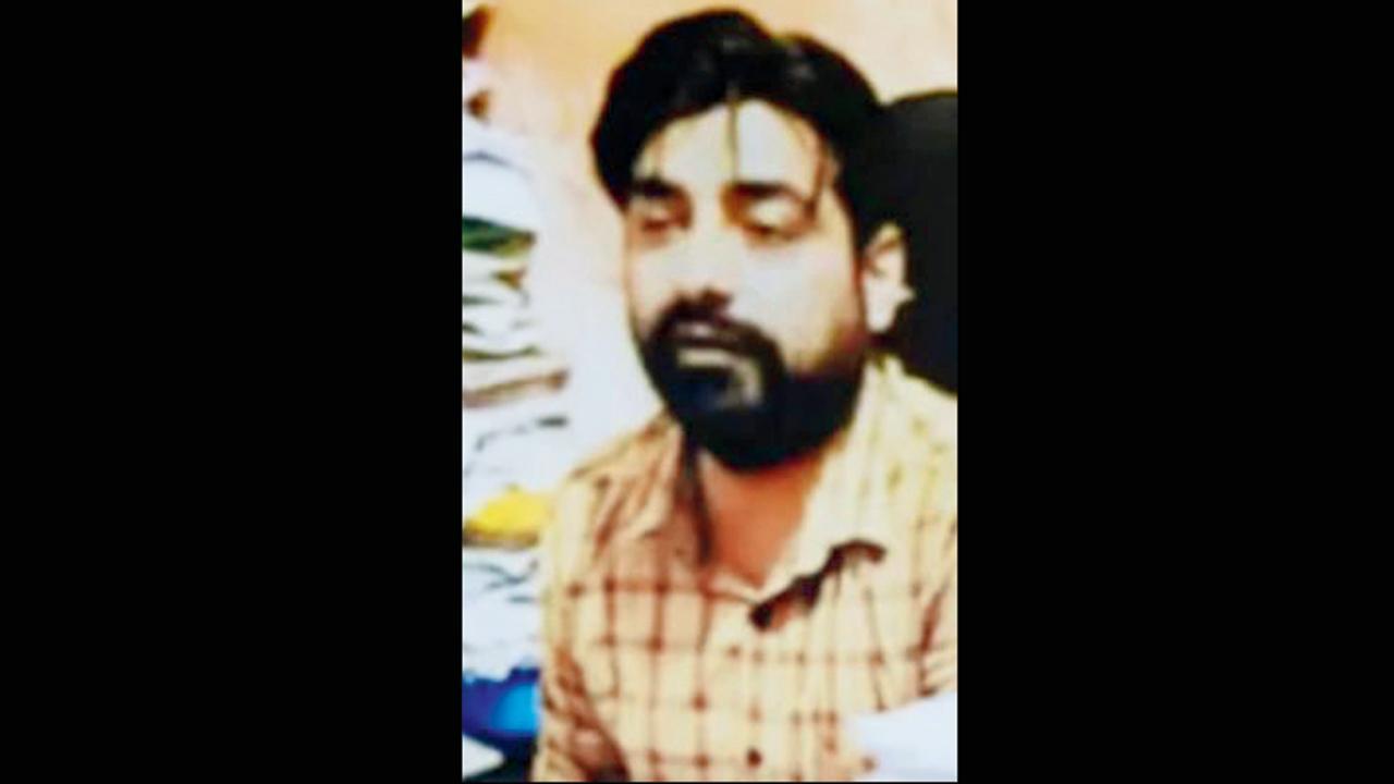 ૩ પત્નીઓ અને ૫૩ બૅન્ક-ખાતાંઓ ધરાવતો કરોડપતિ પ્યુન પકડાયો