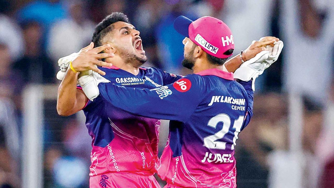 રાશિદ ખાનની વિકેટ લીધા બાદ વિકેટની ઉજવણી કરતો તુષાર દેશપાંડે.