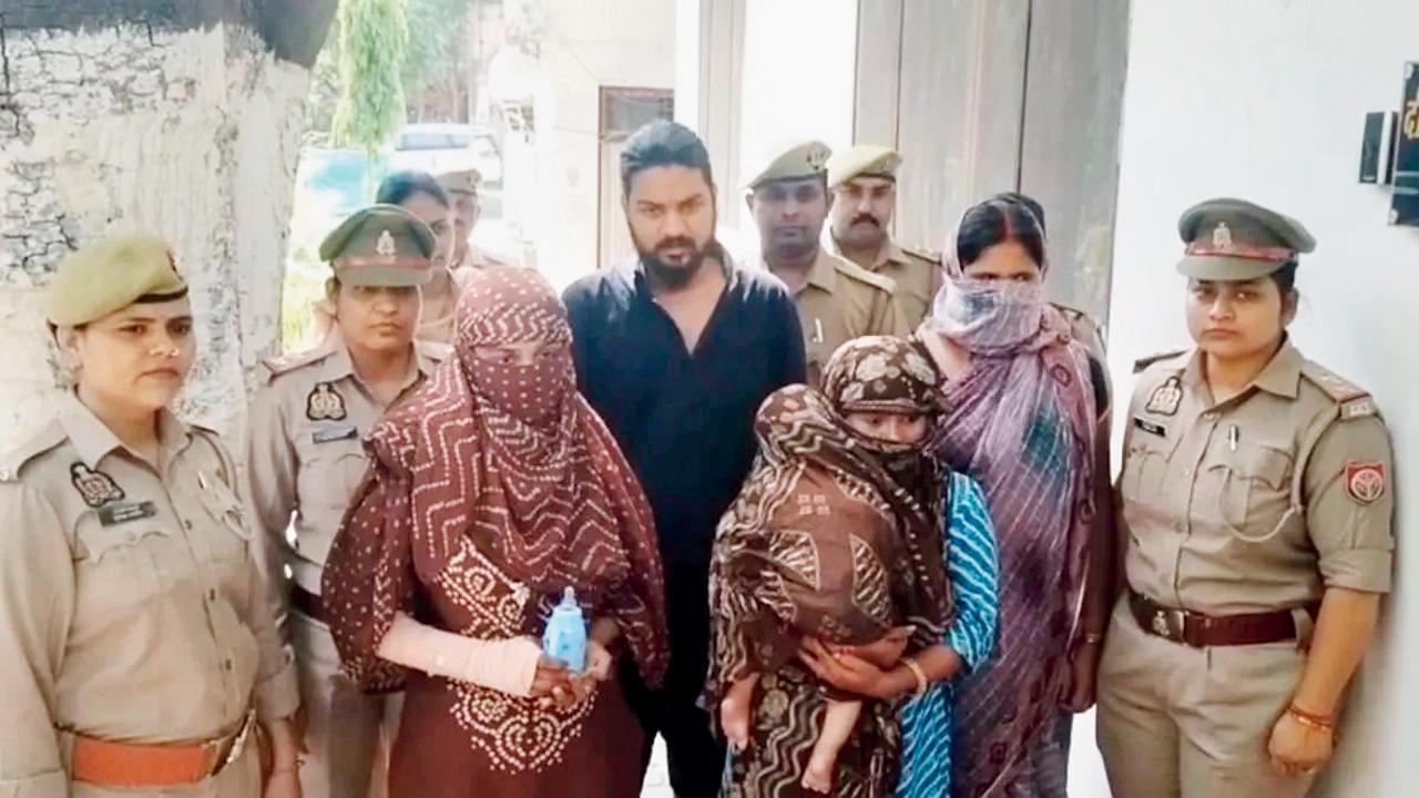 કાનપુરમાં રિક્ષામાં લૂંટ ચલાવતી ઊલટી ગૅન્ગ પકડાઈ