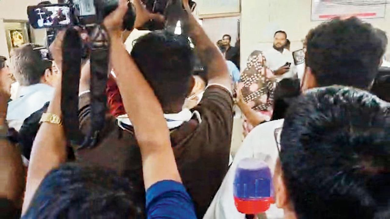 સુરતમાં કૉન્ગ્રેસના ઉમેદવારે પીછેહઠ કરતાં બબાલ થઈ હતી