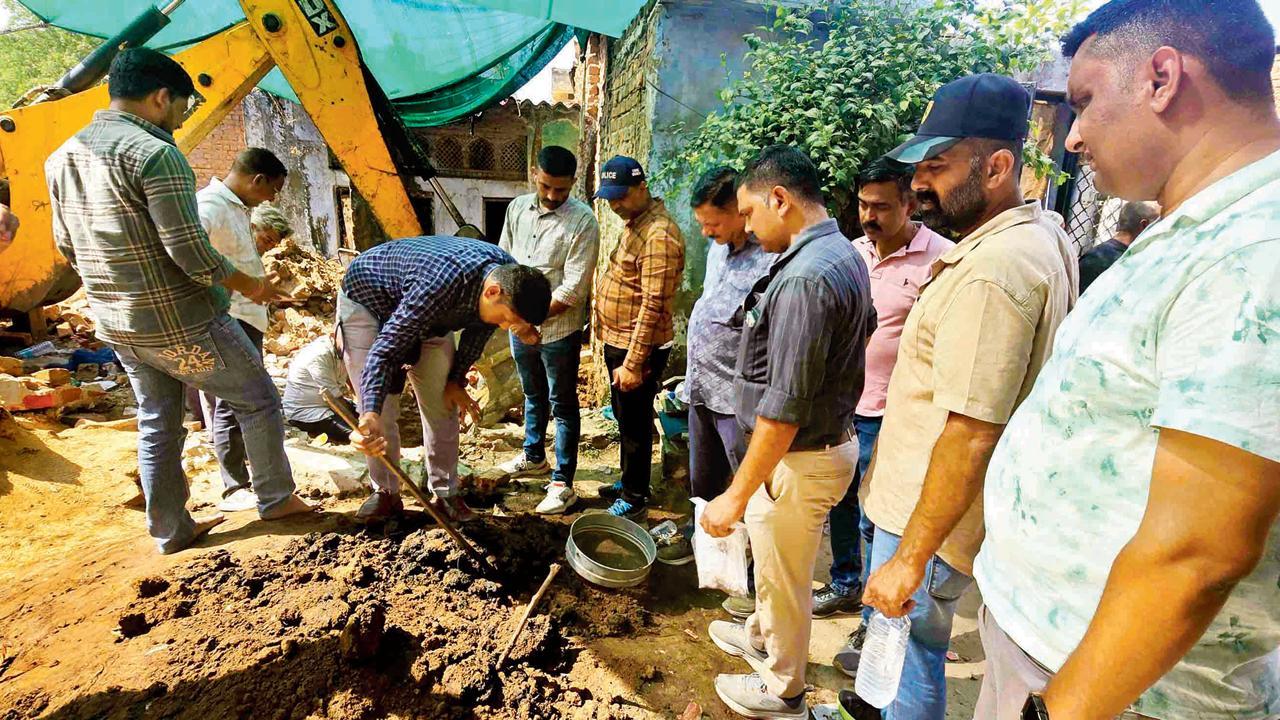 ક્રાઇમ બ્રાન્ચે ખોદકામ કરીને ડેડબૉડીના અવશેષો બહાર કાઢ્યા હતા (તસવીરો : જનક પટેલ)