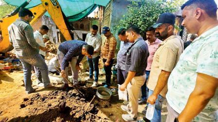 ક્રાઇમ બ્રાન્ચે ખોદકામ કરીને ડેડબૉડીના અવશેષો બહાર કાઢ્યા હતા (તસવીરો : જનક પટેલ)