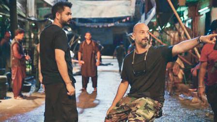 આદિત્યે જણાવ્યું કે વિકાસ નૌલખા ફિલ્મ સાથે ખૂબ મોડો જોડાયો હતો