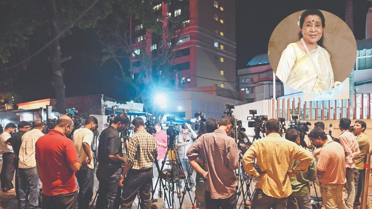 ગઈ કાલે બ્રીચ કૅન્ડી હૉસ્પિટલની બહાર ભેગા થયેલા મીડિયાવાળા. તસવીર : અતુલ કાંબળે