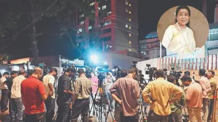 ગઈ કાલે બ્રીચ કૅન્ડી હૉસ્પિટલની બહાર ભેગા થયેલા મીડિયાવાળા. તસવીર : અતુલ કાંબળે