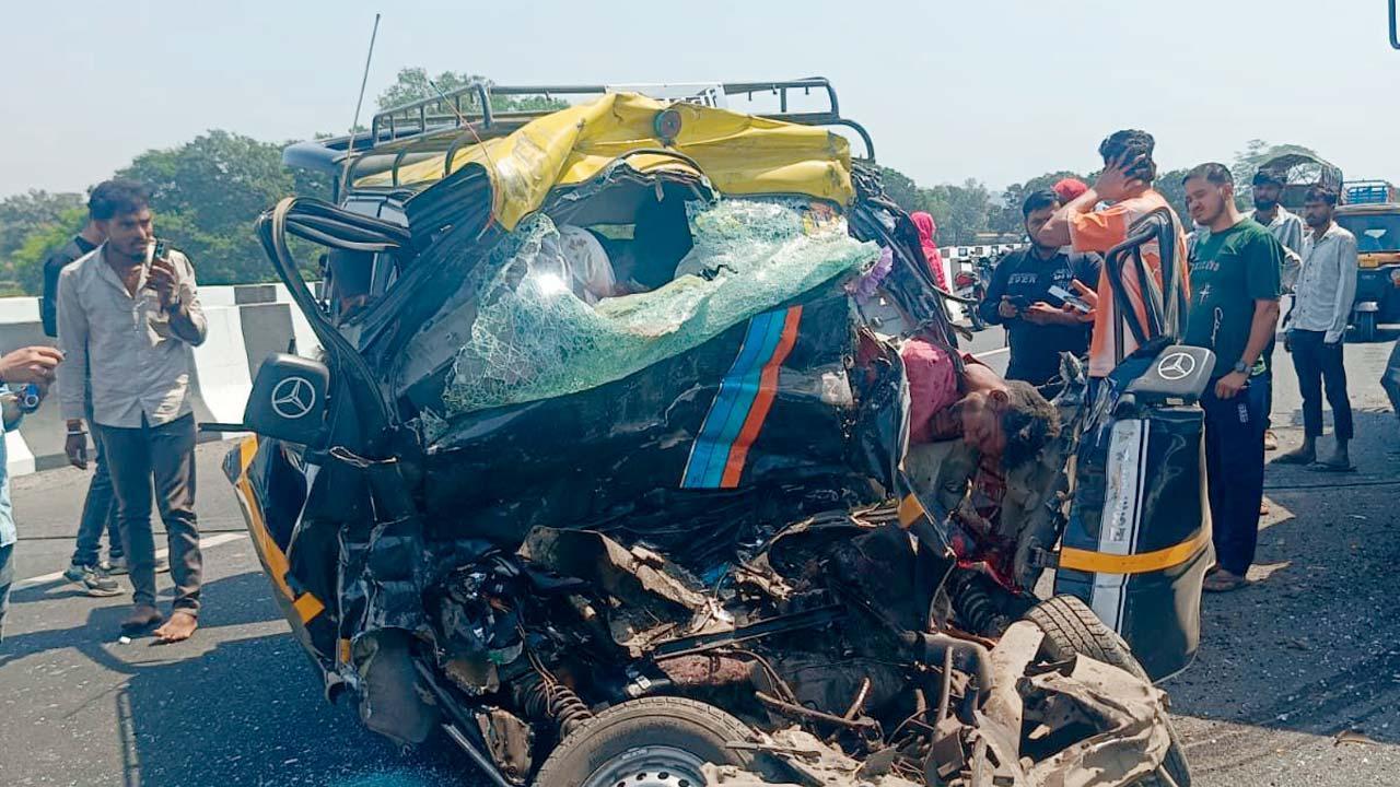 અકસ્માત બાદ ઇકોમાં પ્રવાસ કરી રહેલા પૅસેન્જરોને બહાર કાઢવા માટે સ્થાનિક રહેવાસીઓએ મદદ કરી હતી.