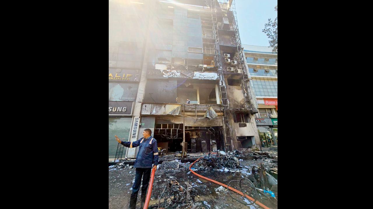 અમદાવાદના શાંગ્રીલા આર્કેડમાં લાગેલી આગમાં બૅન્કનું ATM તેમ જ વાહનો બળીને ખાખ થઈ ગયાં હતાં.