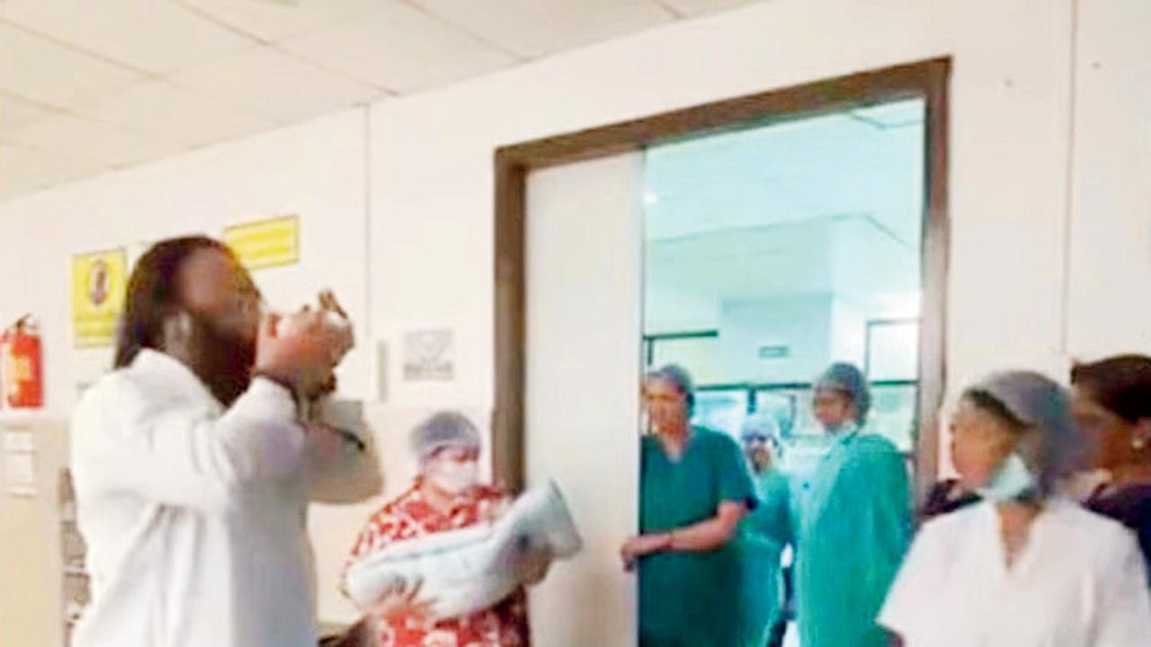 ICUની બહાર શંખ ફૂંકી રહેલો પુરુષ