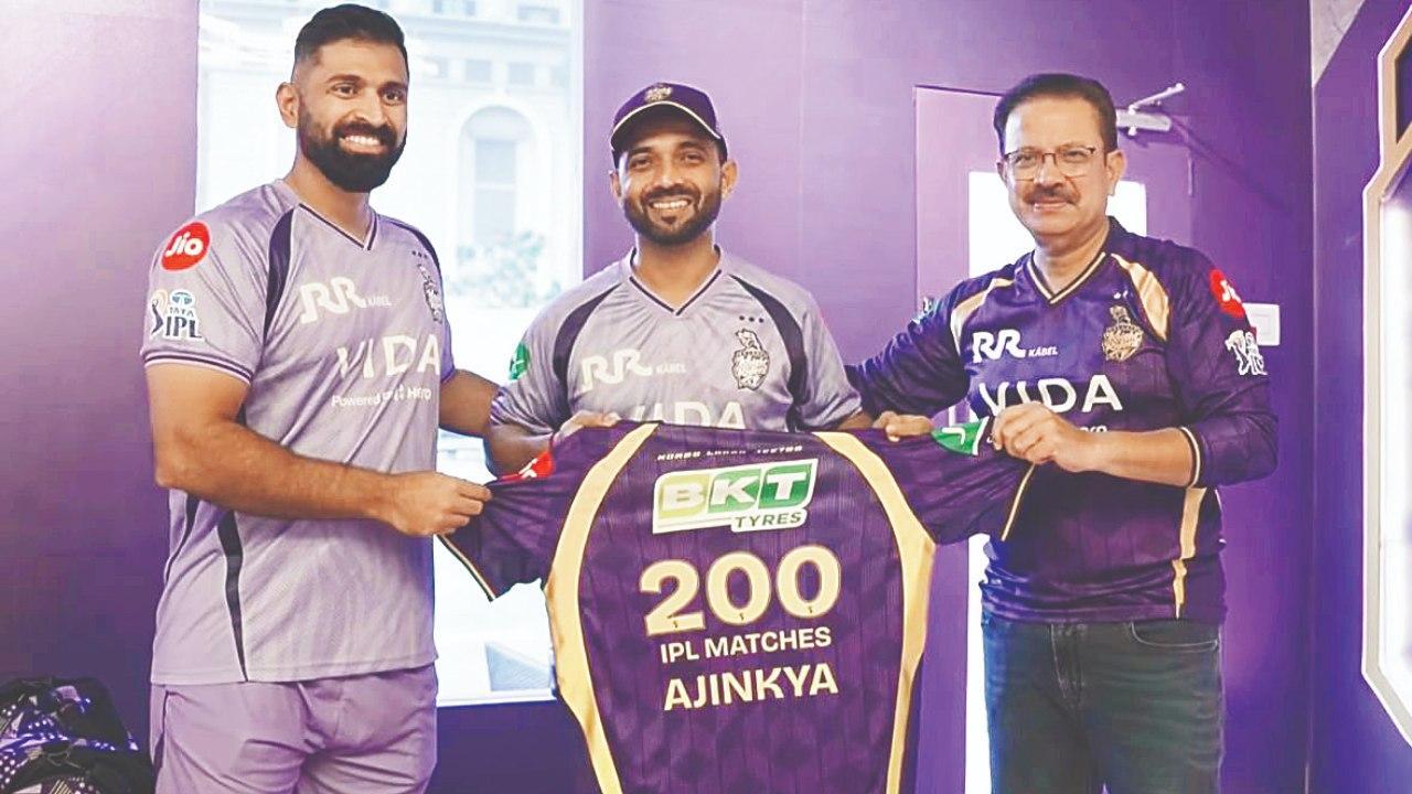 કલકત્તાના હેડ કોચ અભિષેક નાયર અને CEO વેન્કી મૈસૂરે અજિંક્ય રહાણેને ૨૦૦મી IPL મૅચ બદલ ૨૦૦ નંબરની સ્પેશ્યલ જર્સી ગિફ્ટ કરી