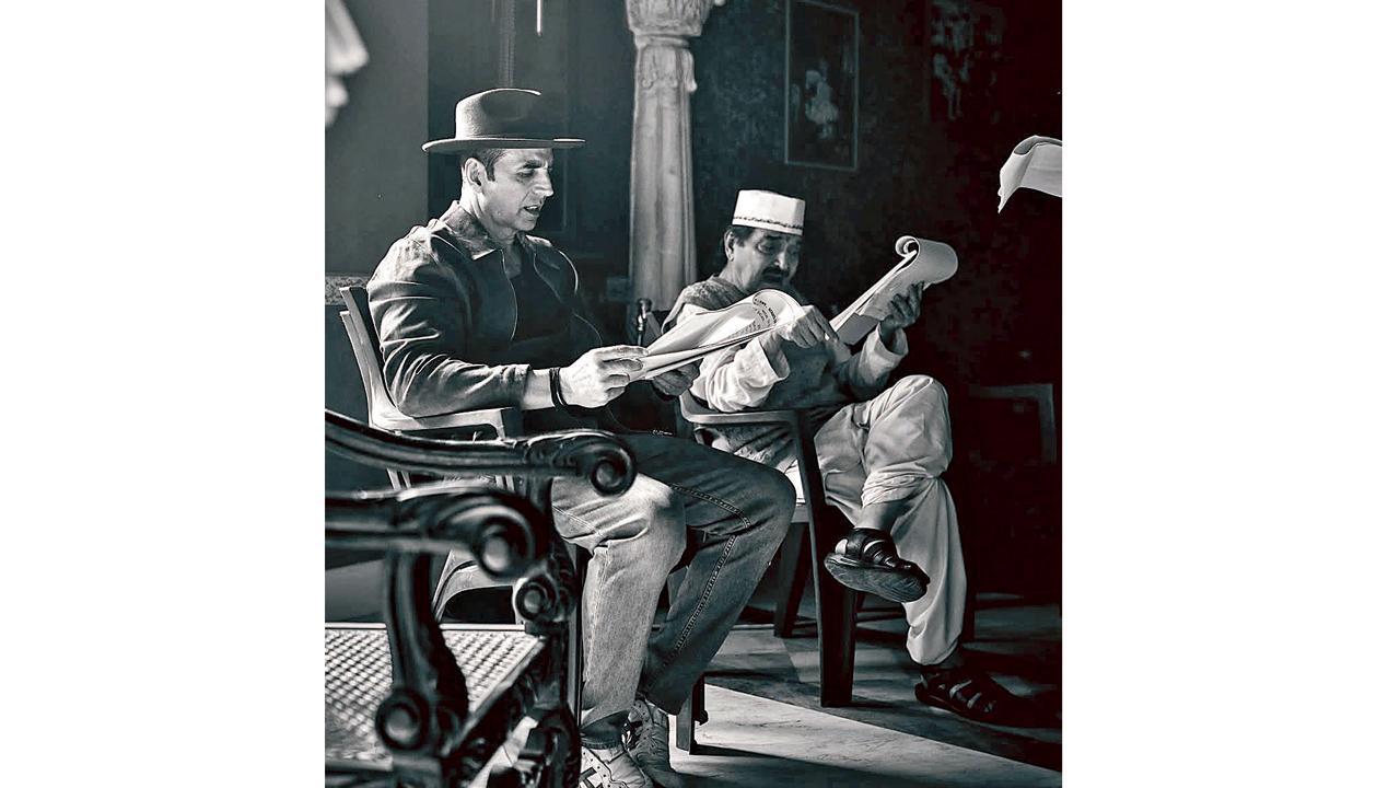 પોતાની પોસ્ટમાં અક્ષય કુમારે જણાવ્યું હતું કે ‘આ તસવીર ‘ભૂત બંગલા’ના શૂટિંગ દરમ્યાનની છે