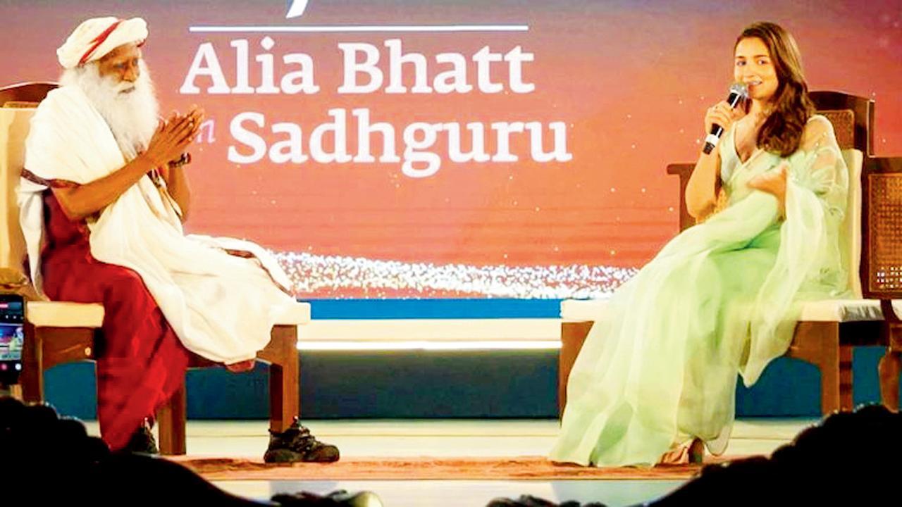 આલિયા ભટ્ટે આધ્યાત્મિક ગુરુ સદ્ગુરુ સાથે અનેક મુદ્દાઓ પર ખુલ્લી ચર્ચા કરી