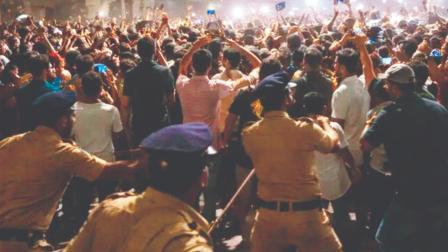 અલ્લુ અર્જુનનો બર્થ-ડે સેલિબ્રેટ કરવા ભેગા થયેલા ફૅન્સને કાબૂમાં કરવા લાઠીચાર્જ