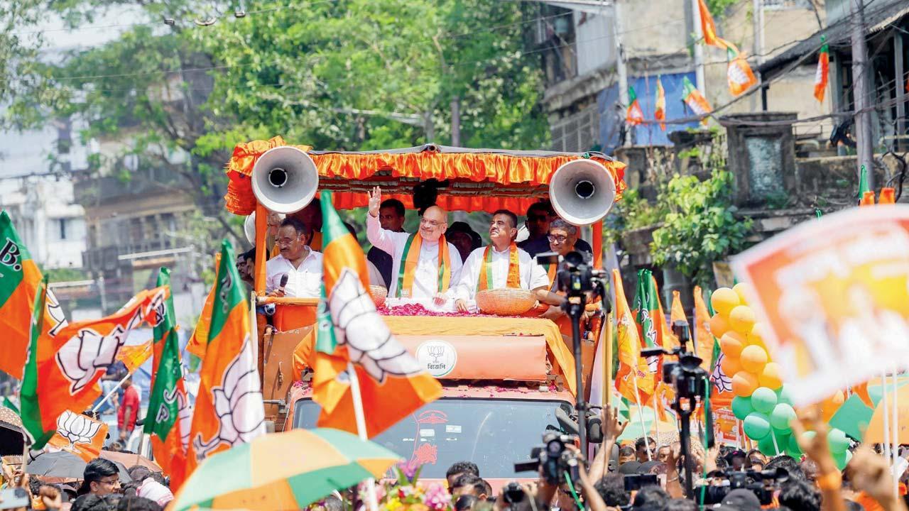 ગઈ કાલે કલકત્તાના ભવાનીપુરમાં રૅલી દરમ્યાન અમિત શાહ.