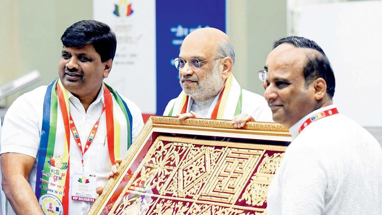 જૈન અગ્રણીઓએ મેમેન્ટો આપીને અમિત શાહનું સ્વાગત કર્યું હતું.