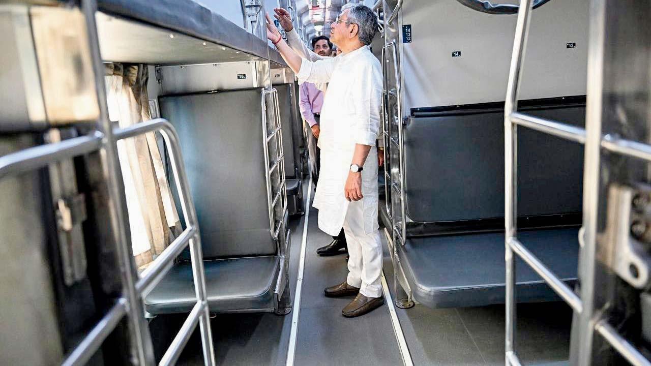 રવિવારે દિલ્હીમાં અમૃત ભારત ટ્રેનના નવા તૈયાર કોચનું નિરીક્ષણ કરતા કેન્દ્રીય રેલવેપ્રધાન અશ્વિની વૈષ્ણવ.