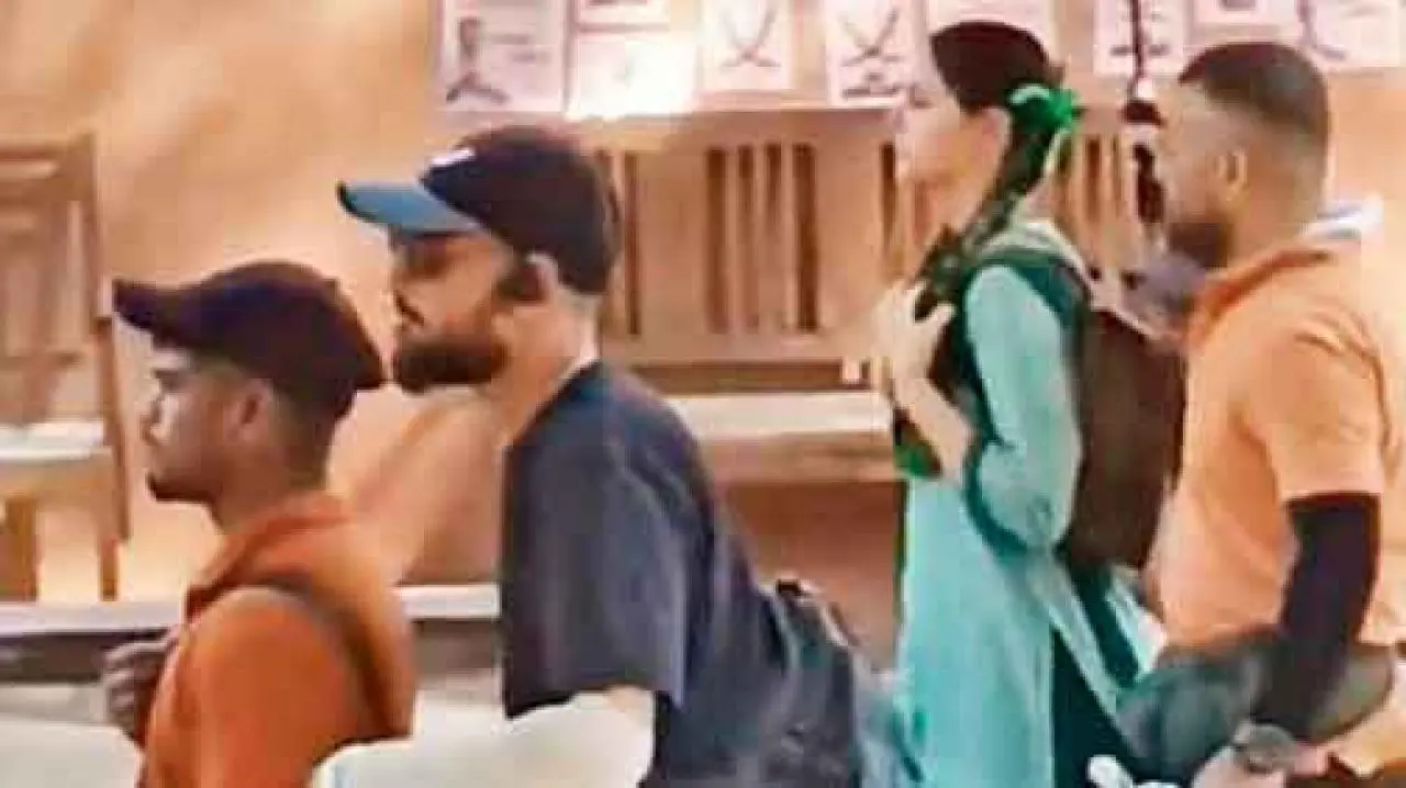 શક્તિ શાલિનીના સેટ પર અનીત પડ્ડા જોવા મળી સ્કૂલગર્લના લુકમાં