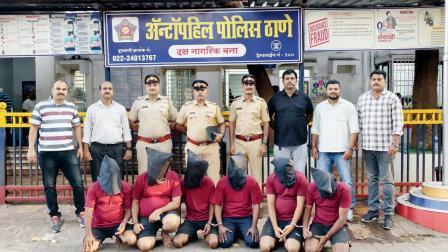 ધરપકડ કરાયેલા છ આરોપીઓ સાથે એન્ટોપ હિલ પોલીસ (તસવીરઃ મિડ-ડે)