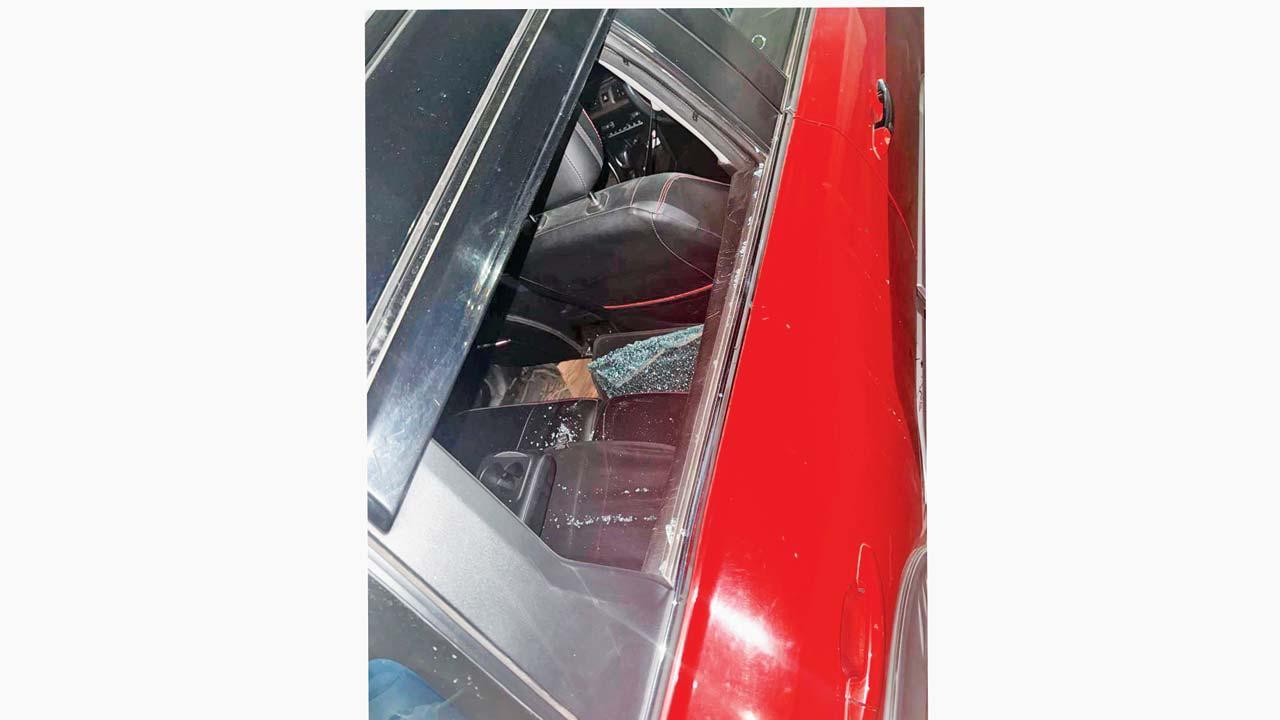 વેપારીની કારનો તૂટેલો કાચ.