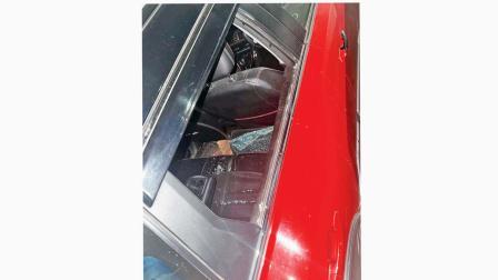 વેપારીની કારનો તૂટેલો કાચ.