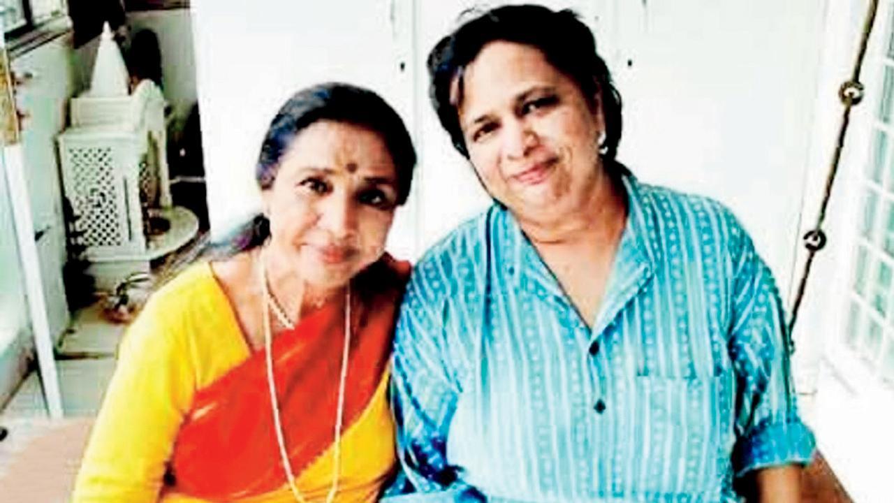 દીકરી વર્ષા સાથે આશા ભોસલે