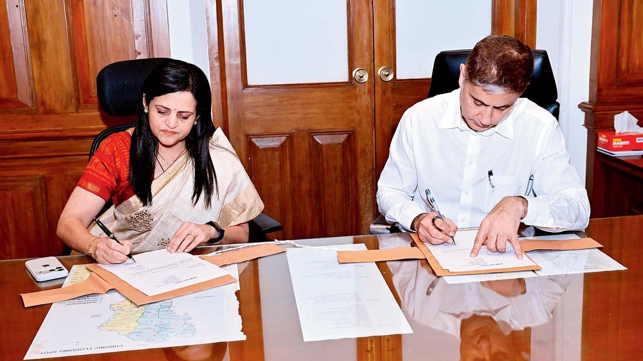 નિવૃત્ત થતા BMC કમિશનર ભૂષણ ગગરાણીએ અશ્વિની ભિડેને ચાર્જ સોંપ્યો હતો   