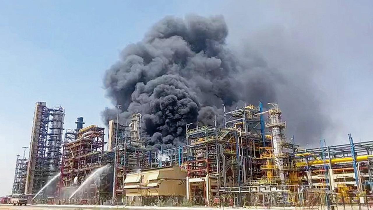 આ ઘટનાની કોઈ સત્તાવાર પુષ્ટિ નથી, પરંતુ આગના વિડિયો બતાવે છે કે એ રિફાઇનરી સંકુલમાં જ છે