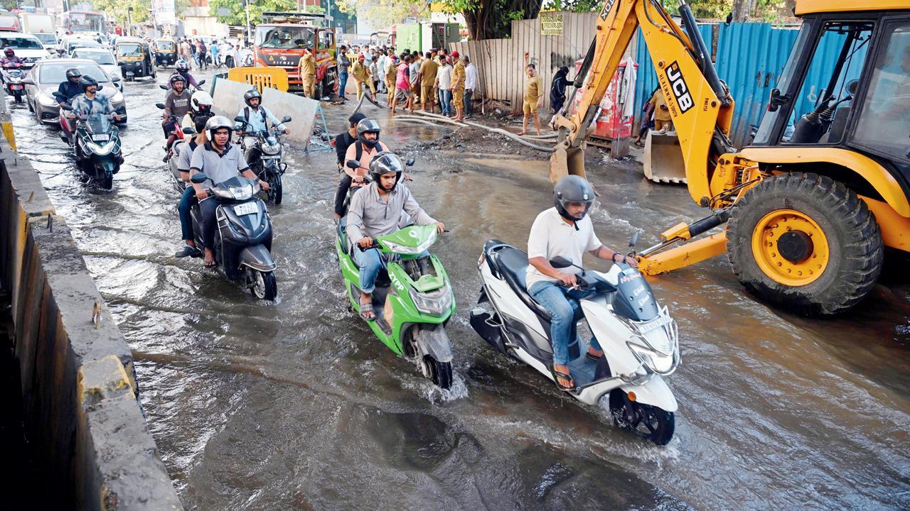 લકી જંક્શન પાસે જળબંબાકાર થયેલા રસ્તા (તસવીરો : અતુલ કાંબળે)