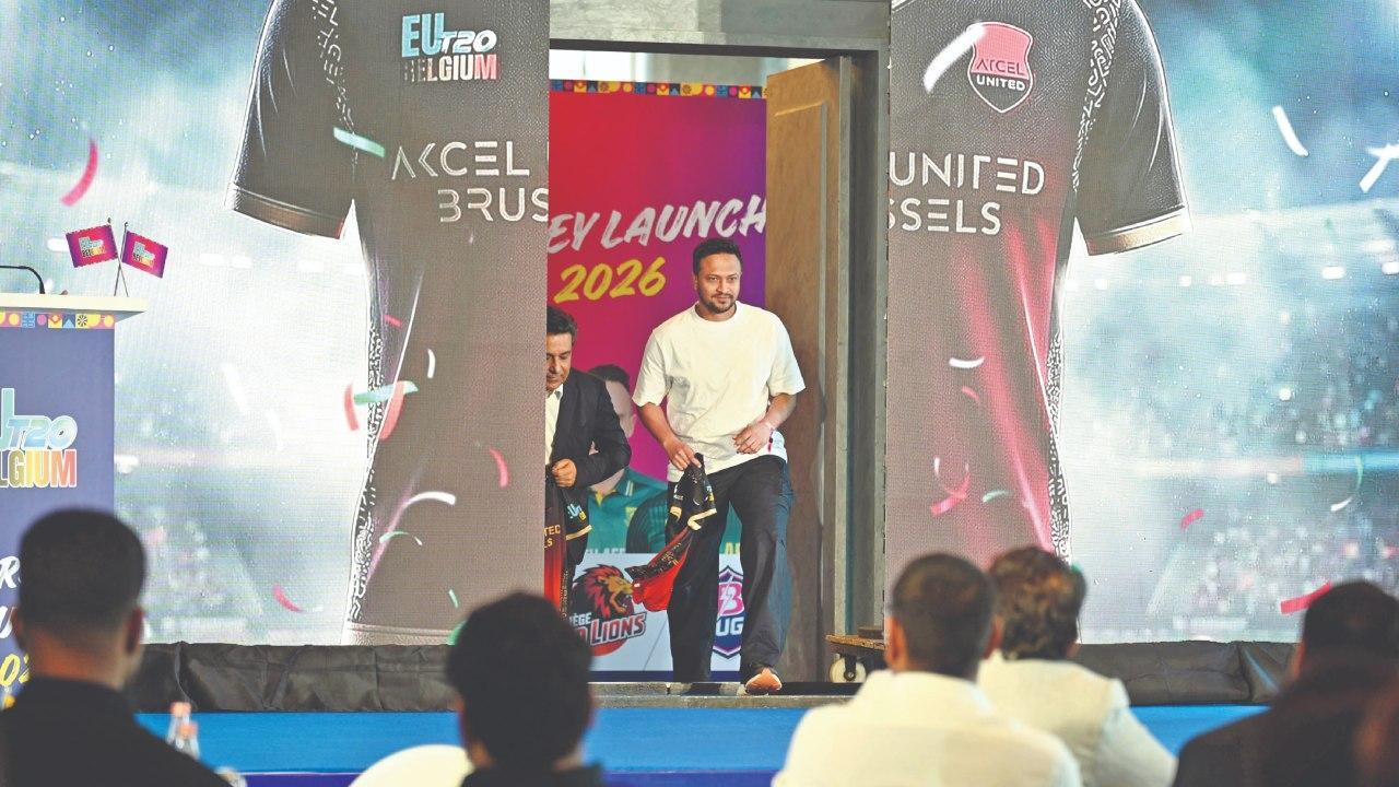 ગઈ કાલે મુંબઈમાં યુરોપિયન T20 લીગની જર્સી લૉન્ચ કરવાના કાર્યક્રમમાં  શાકિબ-અલ-હસન. તસવીર : અતુલ કાંબળે