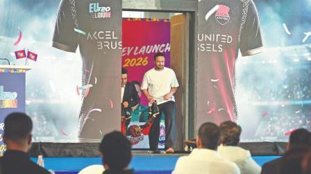 ગઈ કાલે મુંબઈમાં યુરોપિયન T20 લીગની જર્સી લૉન્ચ કરવાના કાર્યક્રમમાં  શાકિબ-અલ-હસન. તસવીર : અતુલ કાંબળે