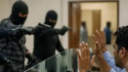 સુરતની સ્ટેટ બૅન્ક ઑફ ઇન્ડિયામાં ૫૦ લાખ રૂપિયાની લૂંટ