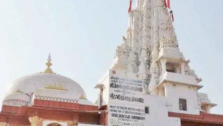 સ્થાનિક લોકો બીકાનેર શહેરને લાડથી બીકાણા પણ કહે છે. કહેવાય છે કે શેઠ ભાંડાસર જૈન મંદિરના બાંધકામમાં ૪૦,૦૦૦ કિલો શુદ્ધ ઘી વપરાયું છે.