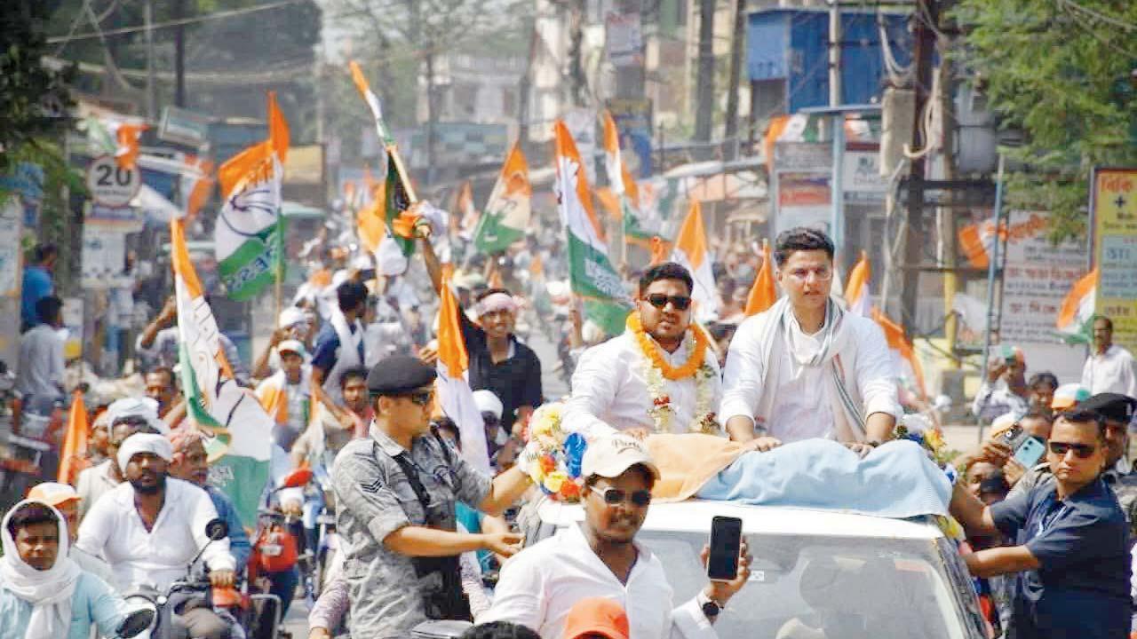 ગઈ કાલે કૉન્ગ્રેસની રૅલીમાં બાઇકરો પણ મોટી સંખ્યામાં હતા.