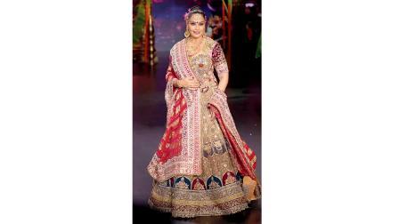 બિપાશાએ હાલમાં દુલ્હનના ગેટઅપમાં રૅમ્પ પર વૉક કર્યું હતું