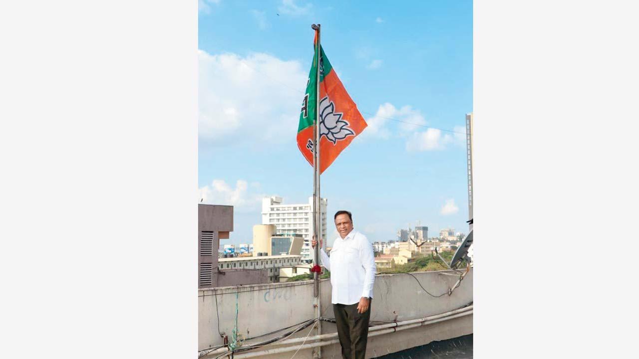 આશિષ શેલારે તેમના ઘરના બિલ્ડિંગ પર BJPનો ધ્વજ લહેરાવ્યો હતો.