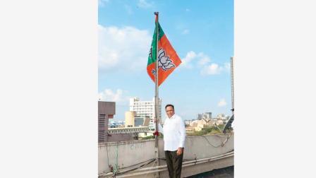 આશિષ શેલારે તેમના ઘરના બિલ્ડિંગ પર BJPનો ધ્વજ લહેરાવ્યો હતો.