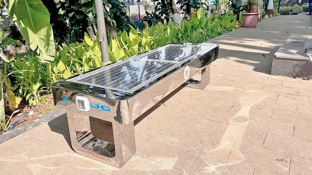 બાંદરાના ફોર્ટ ગાર્ડનમાં મુકાયેલી સોલર-પાવર્ડ બેન્ચ.